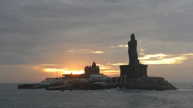 Kanyakumari_thiruvalluvar_statue_vivekanandappaara_sunrise