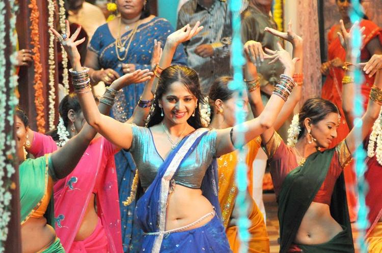 anushka-shetty-dancing-pic-vedam (1)