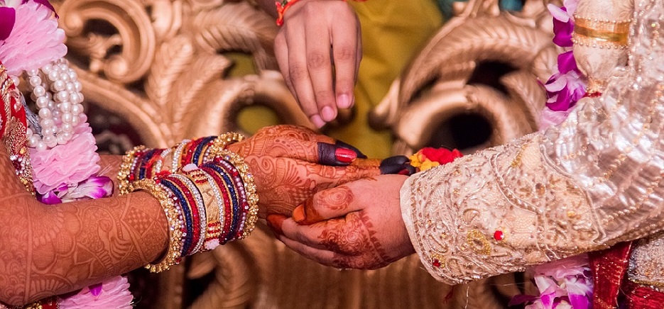 Tamil Wedding - Holding hands